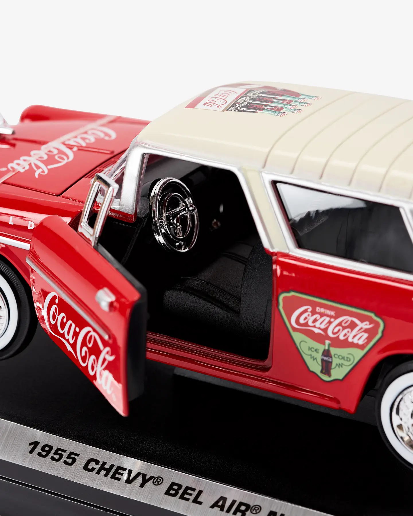 Машинка литая коллекционная Die-сast модель по лицензии Coca-Cola 1955 Chevy Bel Air Nomad, масштаб — 4