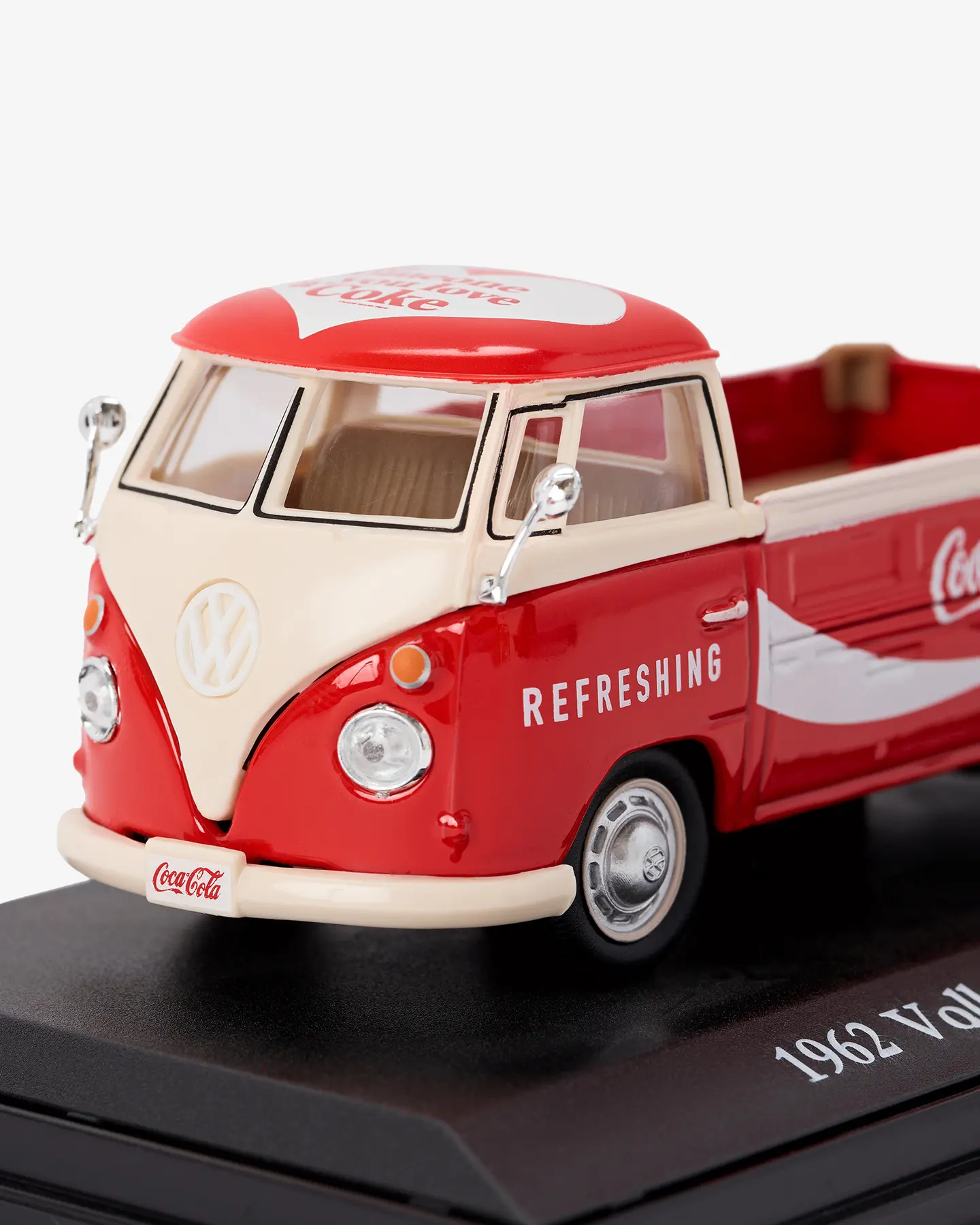 Машинка литая коллекционная Die-сast модель по лицензии Coca-Cola 1962 Volkswagen T1 Pickup, масштаб — 4