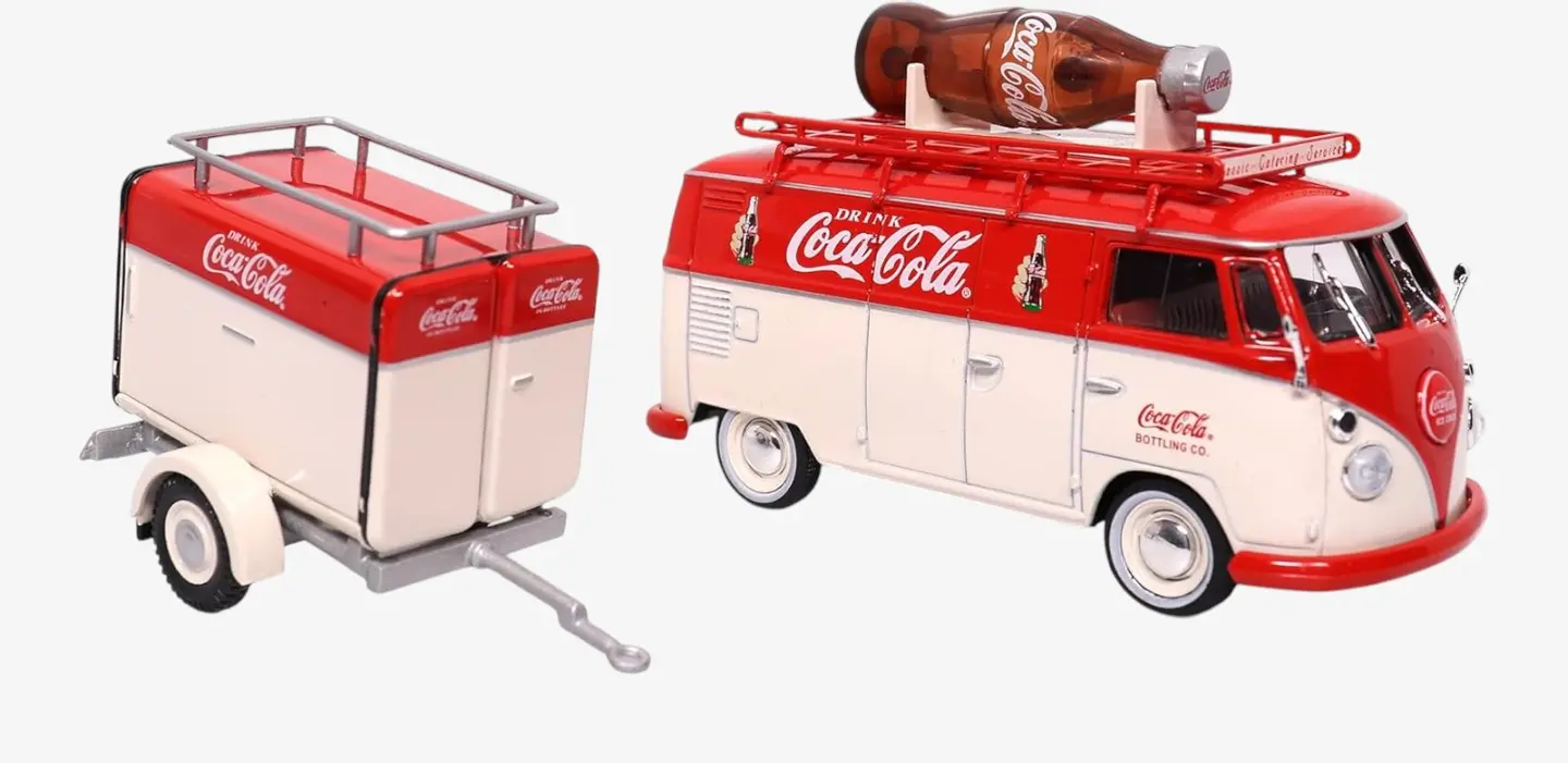 Машинка литая коллекционная модель по лицензии Coca-Cola 1960 VW T1 Kombi Van with Trailer — 1
